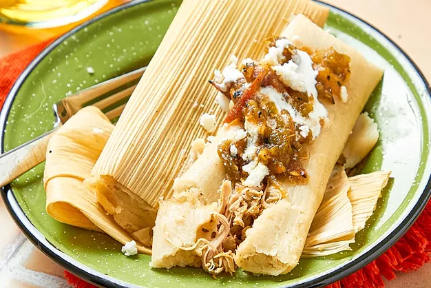 Tamales de Pollo con Salsa Verde