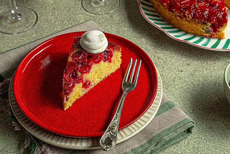 This Retro Holiday Cake Deserves a Comeback