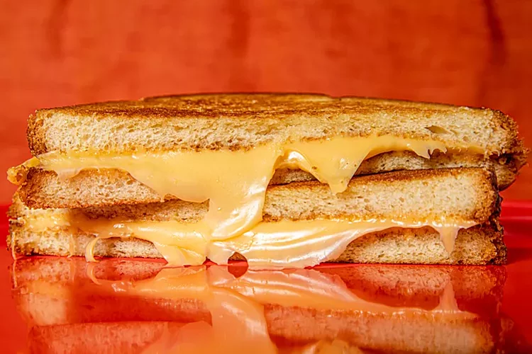 The 2-Minute Trick for Perfectly Crispy Grilled Cheeses